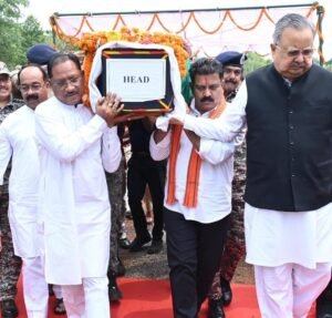 मुख्यमंत्री विष्णुदेव साय ने शहीद एएसपी  आकाश राव गिरपुंजे को दी श्रद्धांजलि: पार्थिव शरीर को कंधा देकर दी अंतिम विदाई